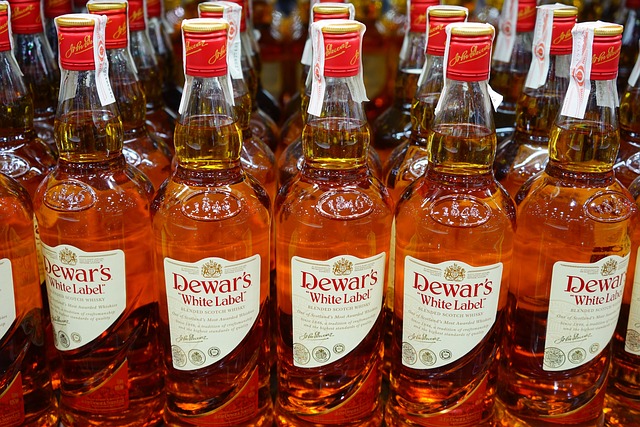 3. Smooth ⁣Elegance in Every Sip: The Delicate Balance of ​Dewar's White Label Blend